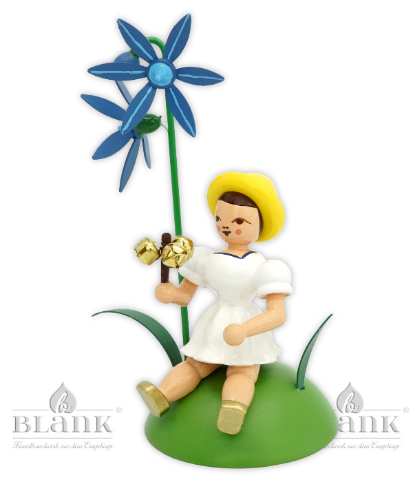 Blumenkind mit Blaustern und Schellenstab, sitzend