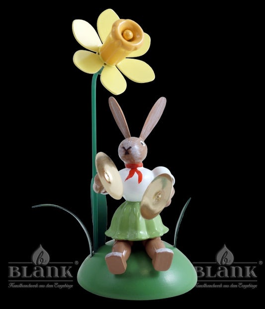 Osterhase sitz. mit Narzisse und Becken