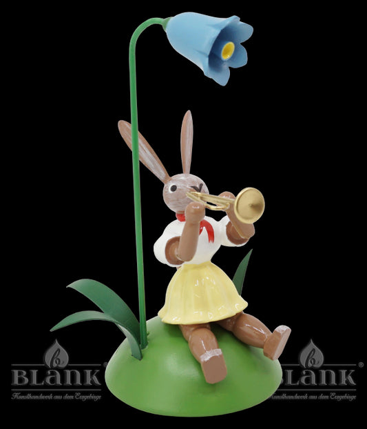 Osterhase sitz. mit Glockenblume und Trompete