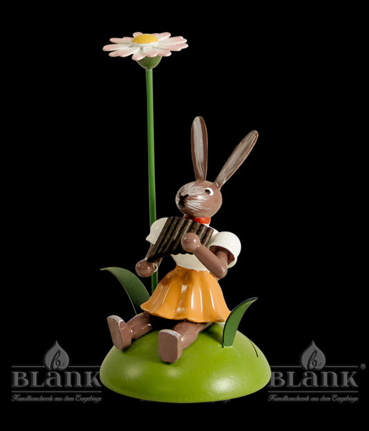 Osterhase sitz. mit Gänseblümchen und Panflöte