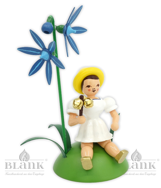 Blumenkind mit Blaustern und Schellenstab, sitzend